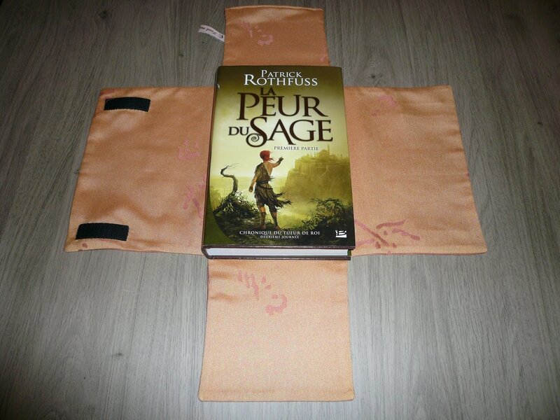 Protège-livre version grand format au bouton transparent - Ouvert