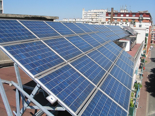 des panneaux solaires sur le toit d’un immeuble