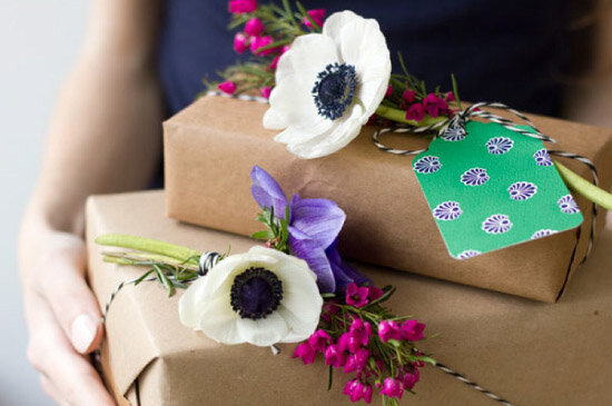 DIY_paquet_cadeau_de_fleurs_fraiches_an_mones