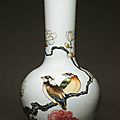 Vase bouteille à décor de fleurs et d'oiseaux, chine, 18e siècle, règne de yongzheng-règne de qianlong