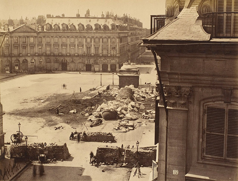 Statue de Napoléon Ier à terre après la mise à bas de la colonne Vendôme, pendant la Commune de Paris