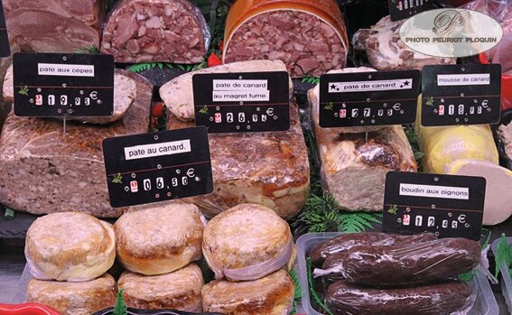 CAHORS_Les_Halles_charcuterie_Patricia_et_Rene_Astoul_differents_pates