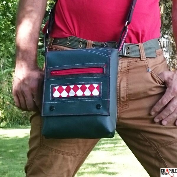 Sac besace de créateur pour homme original décalé vert bouteille poche avant zippée losange rouge blanc vintage CrApule FActOry boutique en ligne : www.crapule-factory.com