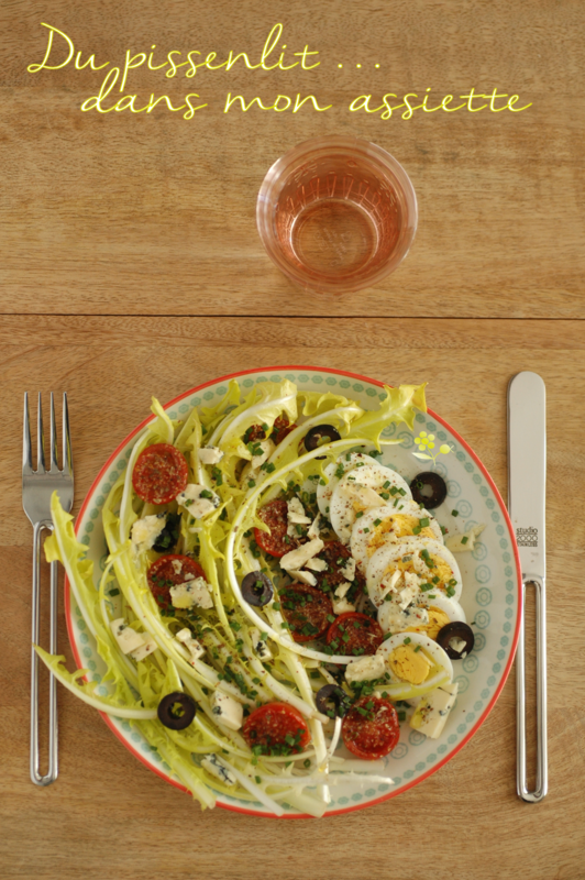 Salade pissenlit, oeuf dur, tomates confites, fromage à pâte persillée, olives noires & ciboulette_1