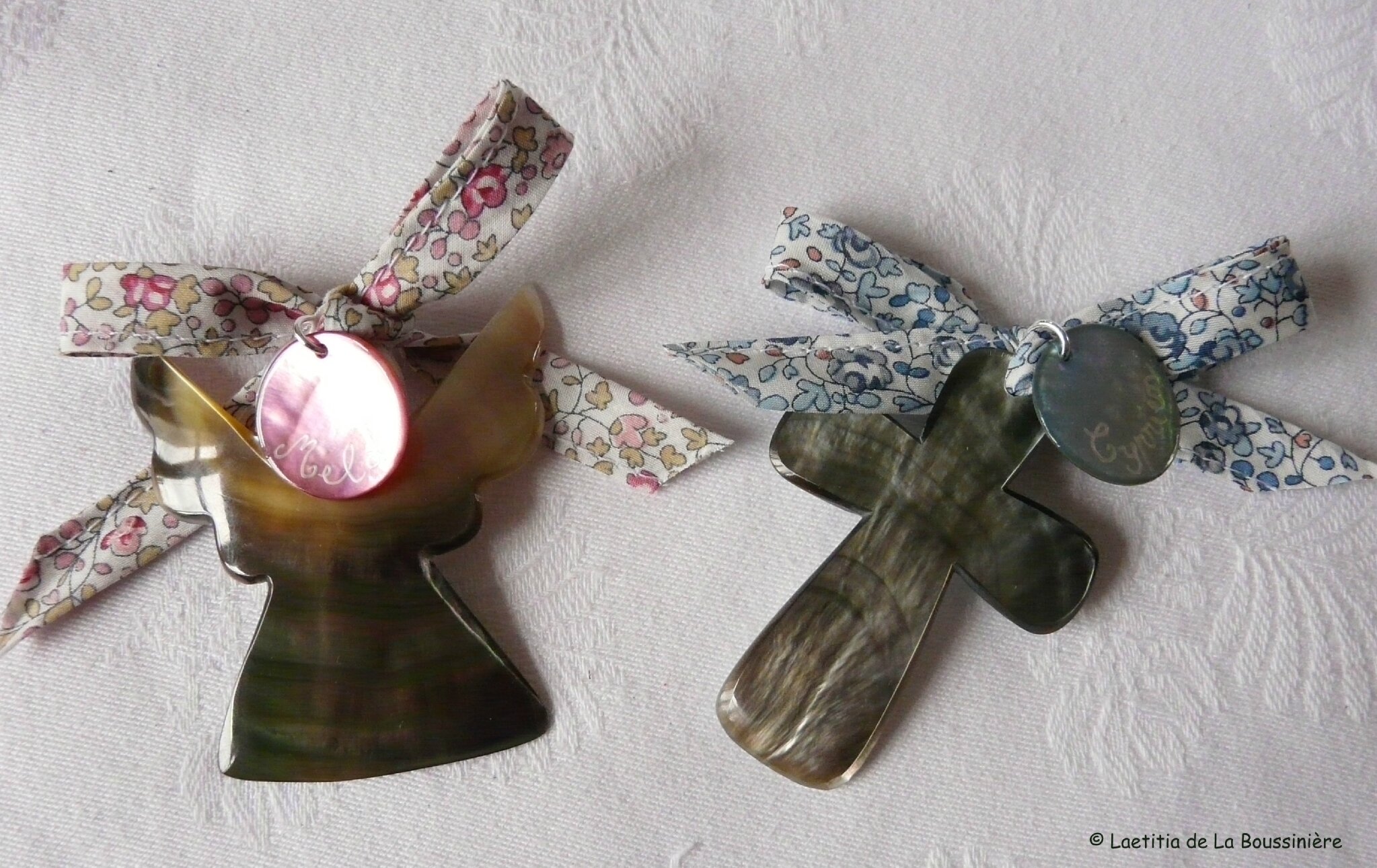 Ange et Croix de berceau sur ruban Eloïse (rose et bleu)