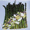 Asperges rôties, avocat et chèvre frais