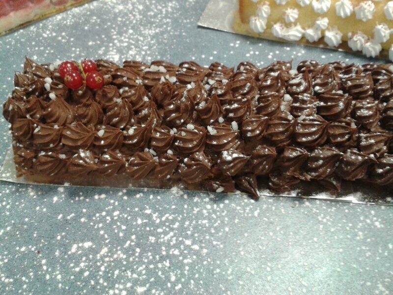 bûche traditionnelle de noel au chocolat