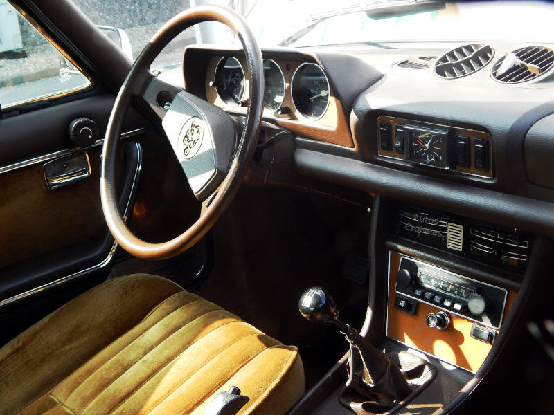 Peugeot504coupeV6int