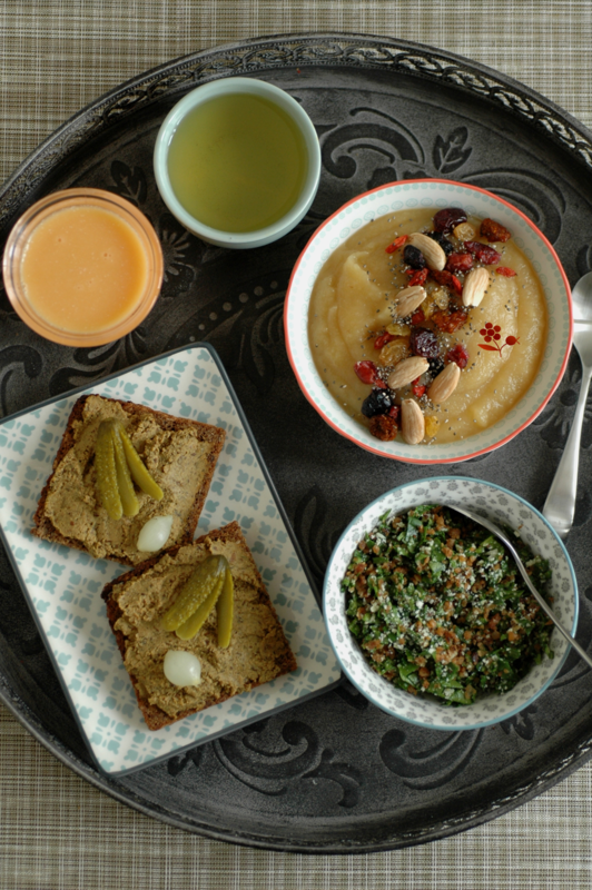 Rillettes de lentilles au curcuma, salade crumble d'épinards & parmesan, compote de pommes-super fruits-amandes griléées, smoothie carotte-orange-lait d'amande