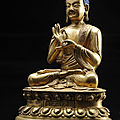 Sculpture de buddha en bronze doré. chine, dynastie qing, époque qianlong (1735-1796) 