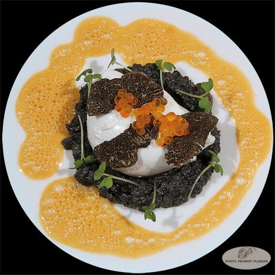 OEUF_poche_aux_TRUFFES_NOIRES_chamignons_de_couches_en_encre_de_seiche_oeufs_de_truites_emusion_de_TOURTEAU_pousses_de_moutarde_par_Thierry_Pszonka_Les_Sens_a_Puylaroque_82