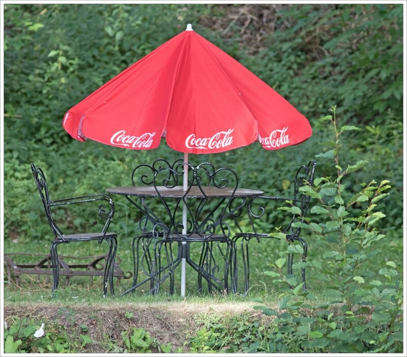 salon de jardin parasol rouge Coca 230717