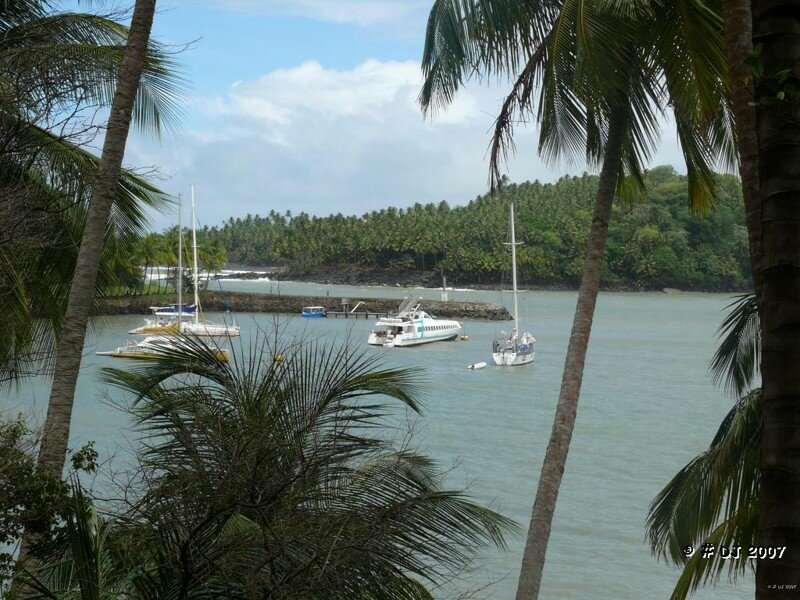 Ponton île royale, St Joseph en fond Photo de Paysages de Guyane