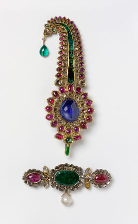 26141602_emerald_bclt_Cartier