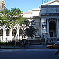 la grande bibliothèque publique de new york gardée par ses lions