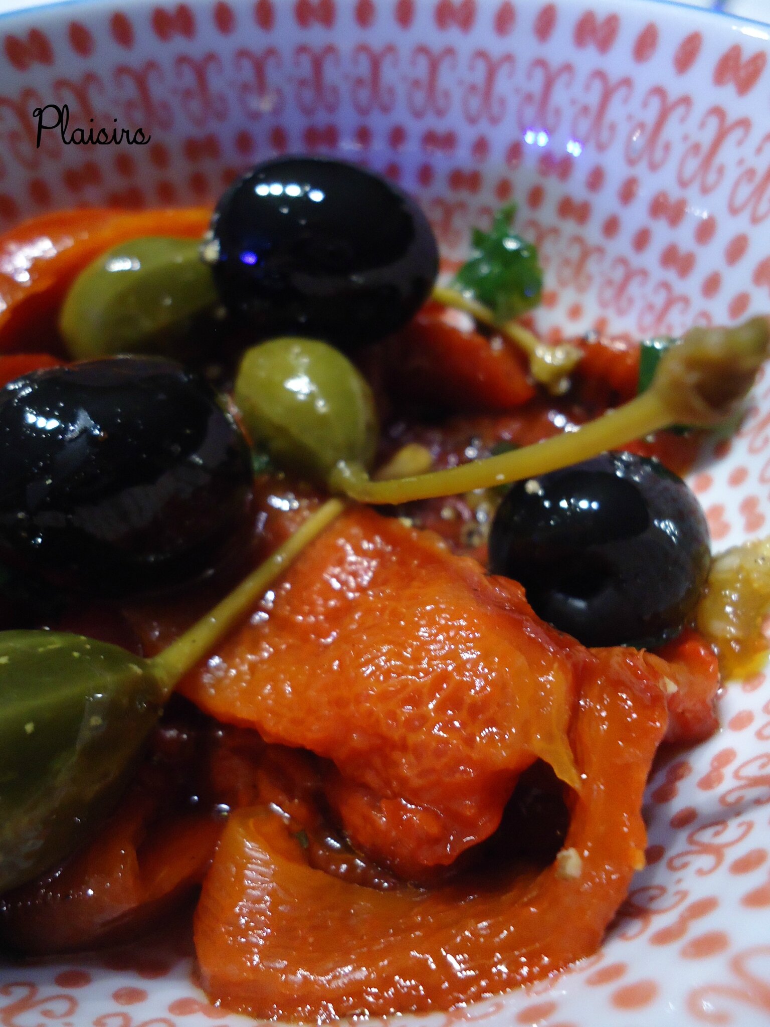 Salade poivrons rôtis aux câpres & olives - Plaisirs & joies des papilles