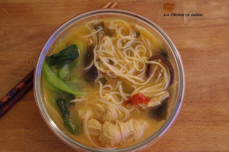 Soupe asiatique enokishitakexiaoxincaitofu séchévermicelle de riz
