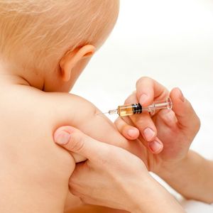 fotolia_18220636_vaccin_enfant
