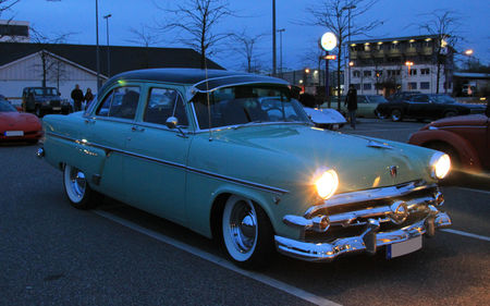 Ford_sedan_customline_1954__Rencard_du_Burger_King__06
