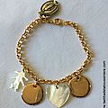 Bracelet sur chaîne plaqué or composé de 2 médailles en plaqué or gravées, 1 fillette en nacre et 1 coeur en nacre
