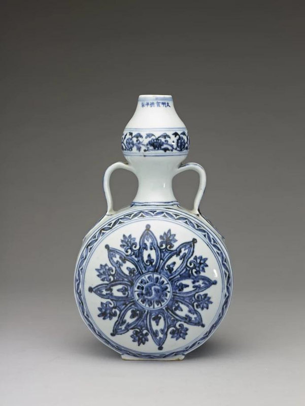 A blue and white moonflask, Mark and period of Xuande, Qing Court Collection, Taipei Palace Museum