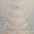 Un grand wedding cake, tout blanc...