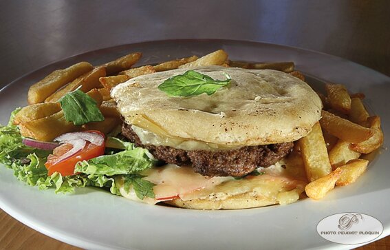 Hamburger_correzien_hache_de_CANARD_et_veau_dans_une_mique_correzienne_sauce_au_poivre_et_cantal_Brasserie_Les_Voyageurs_a_Beaulieu_sur_Dordogne_19