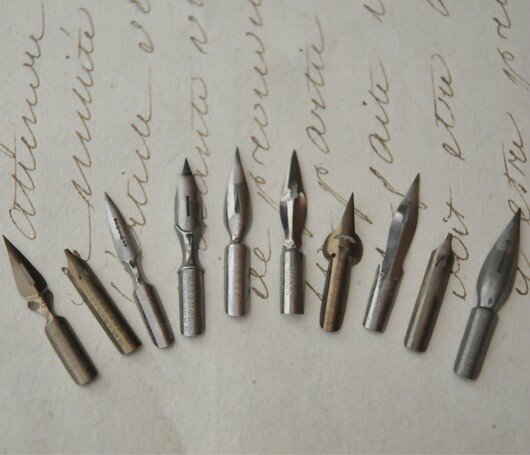 ensemble-de-plumes-d-ecriture