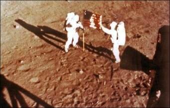 Premiers pas sur la Lune1