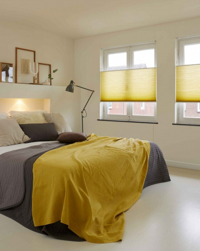 chambre-à-coucher-couleurs-naturelle-tête-de-lit-avec-niche-stores-ocre-jaune