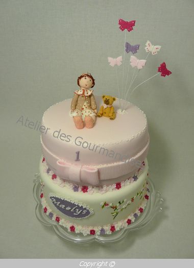 Gâteau d'anniversaire pâte à sucre décoré sur le thème de