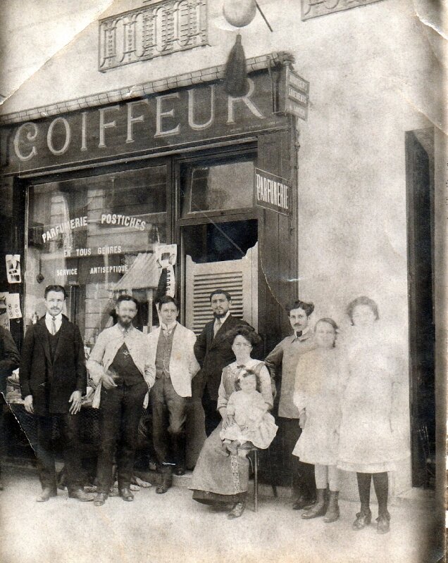 La Devanture Du Salon De Coiffure D Albert Vers 1913 Photo De Album N 1 Mon Arriere Grand Pere Albert Cagnon 1888 1915 Franckdeleyrollegenealogie