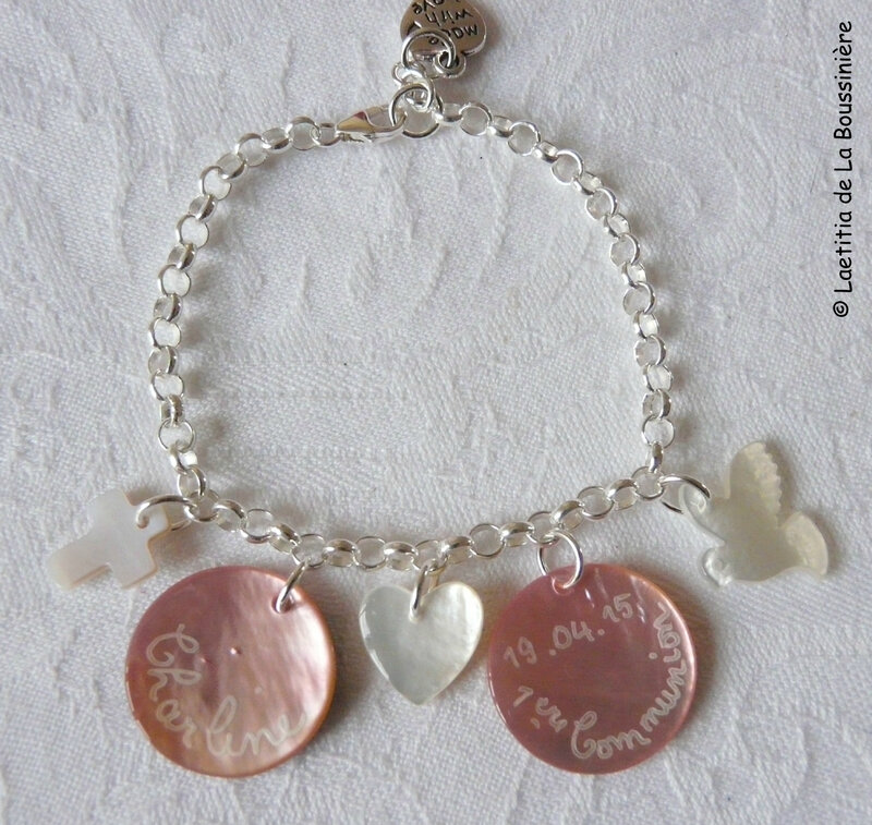 Bracelet sur chaîne argent massif, médailles en nacre rose clair, mini Croix en nacre, mini coeur en nacre et colombe en nacre - 65 €