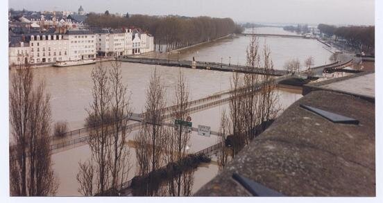 1995_01_30_inondation_Pt_de_Verdun_ou_du_Centre_Angers_6_70_m__30_