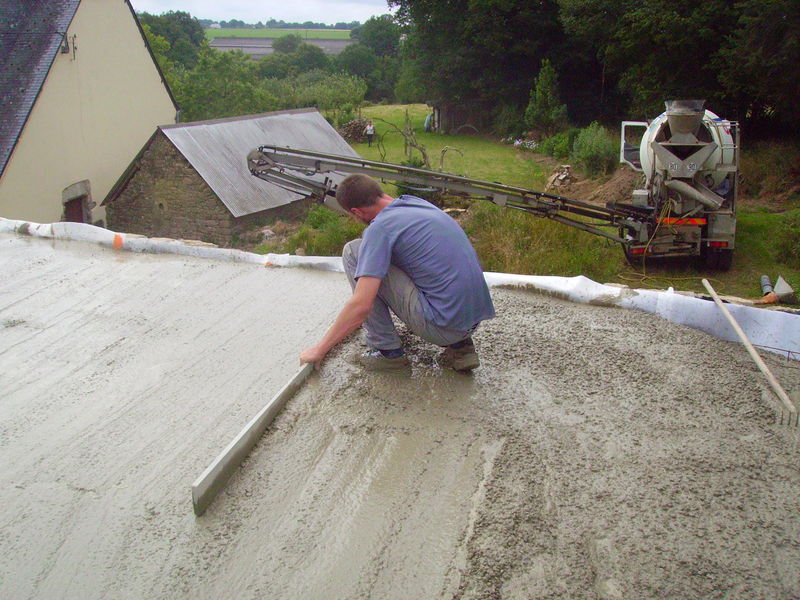 Nous avons couler et lisser la dalle en 3h00 Breizh paille ma rénovation pierre et paille!