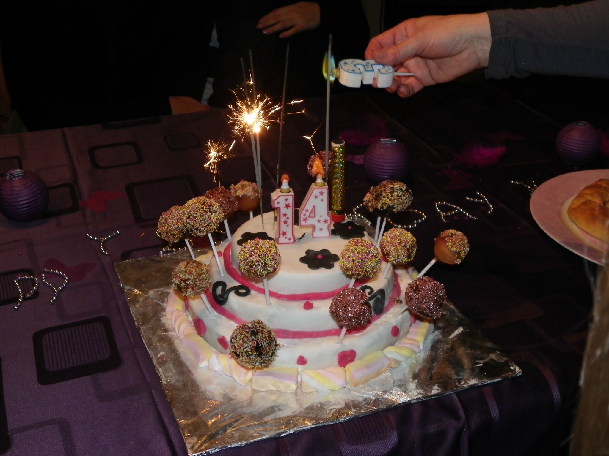 Gateau D Anniversaire En Pate A Sucre Les Creations De Katytortue