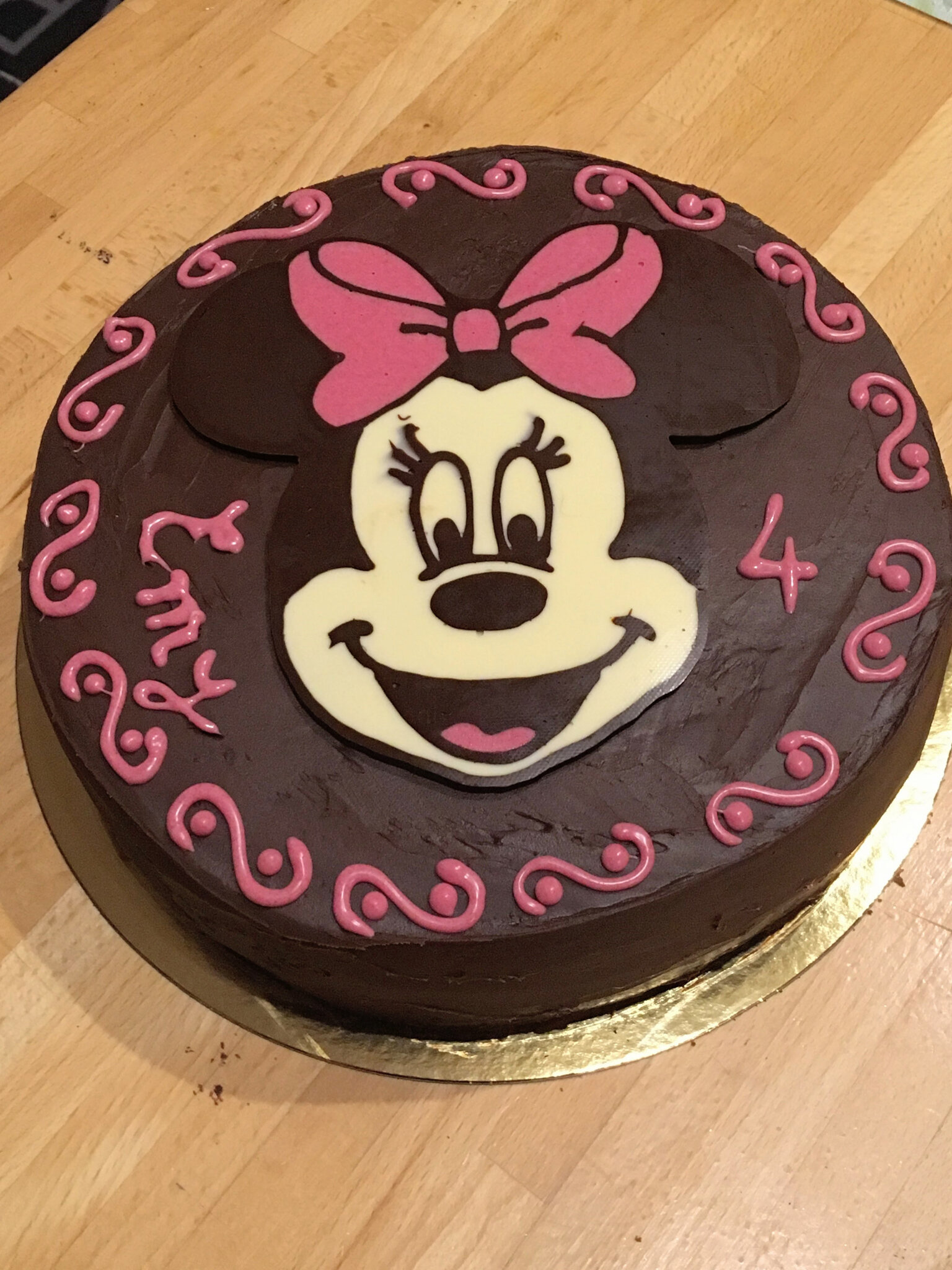 Gâteau cake design décoration Minnie en pâte à sucre pour anniversaire -  Les Macarons à la Chartreuse