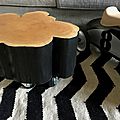 Une petite table basse rondin de bois sur roulettes