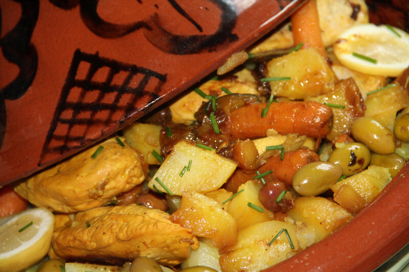 TAJINE POULET, POMMES DE TERRE, CAROTTES, COURGETTE, OLIVES ET EPICES
