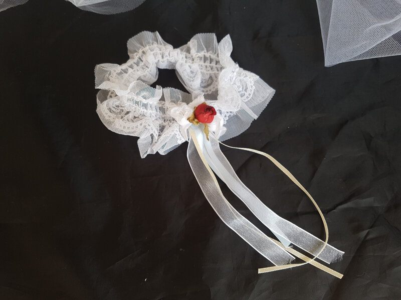 jarretière mariage roses blanches et rouges