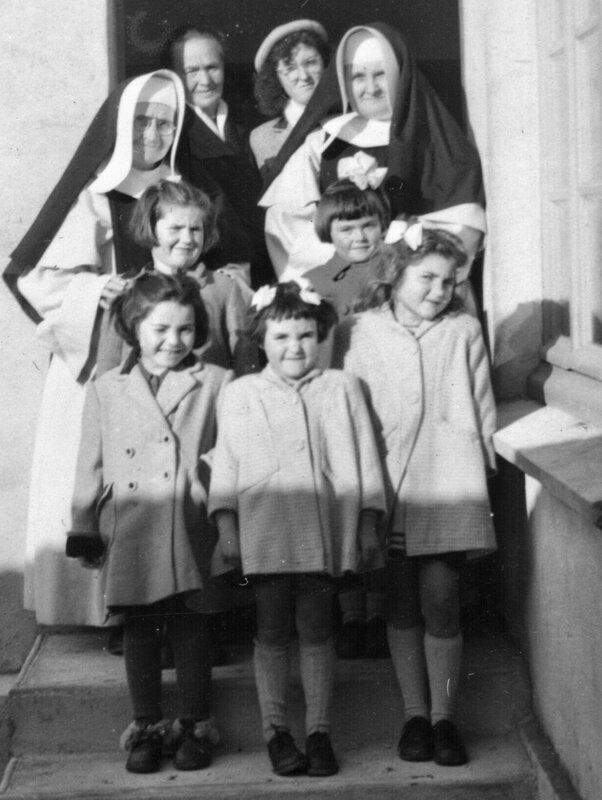 Ch41 - 1950 - Mlle DREULETTE avec les 2 premières religieuses et leur 5 élèves