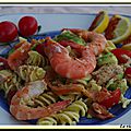 Salade de pâtes, avocats, truite fumee et crevettes roses