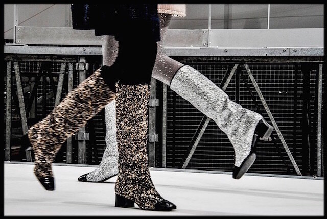 Bottes Tissu Pailleté \u0026 Veau Verni Noir , Chanel , VIDEO Défilé Chanel Automne/Hiver 2017/2018