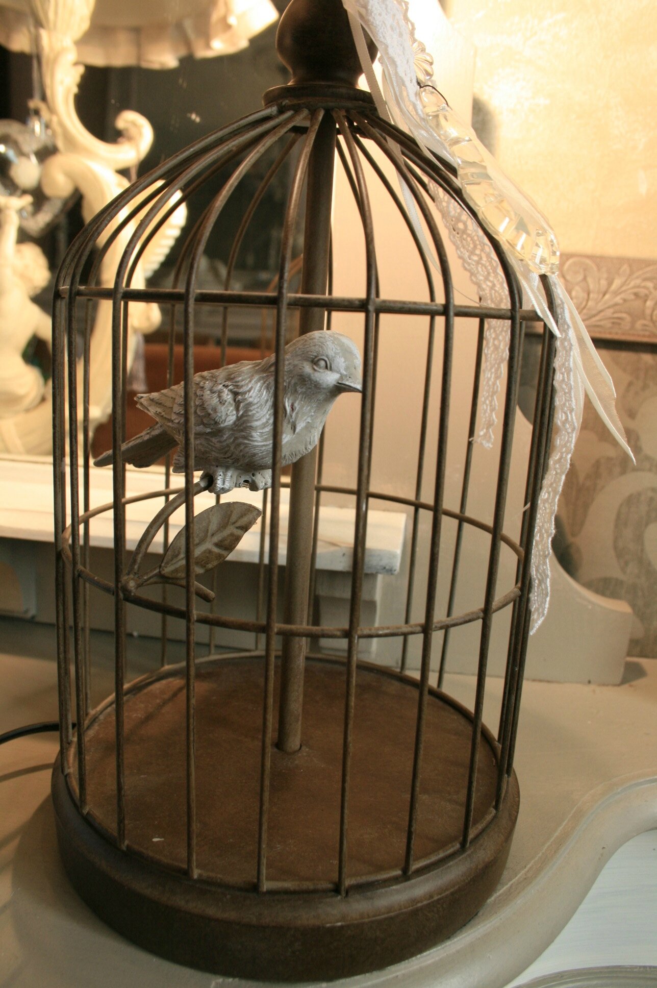 Charmante Lampe Cage Avec Oiseau à Linterieur En Fer Forgé