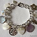 Bracelet sur chaîne plaqué argent ovale composé de médailles en nacre, de breloques en nacre et en argent massif