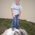 Théo 4 ans sur un rocher