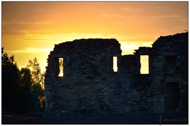 coucher de soleil pierres ruine abbaye maillezais