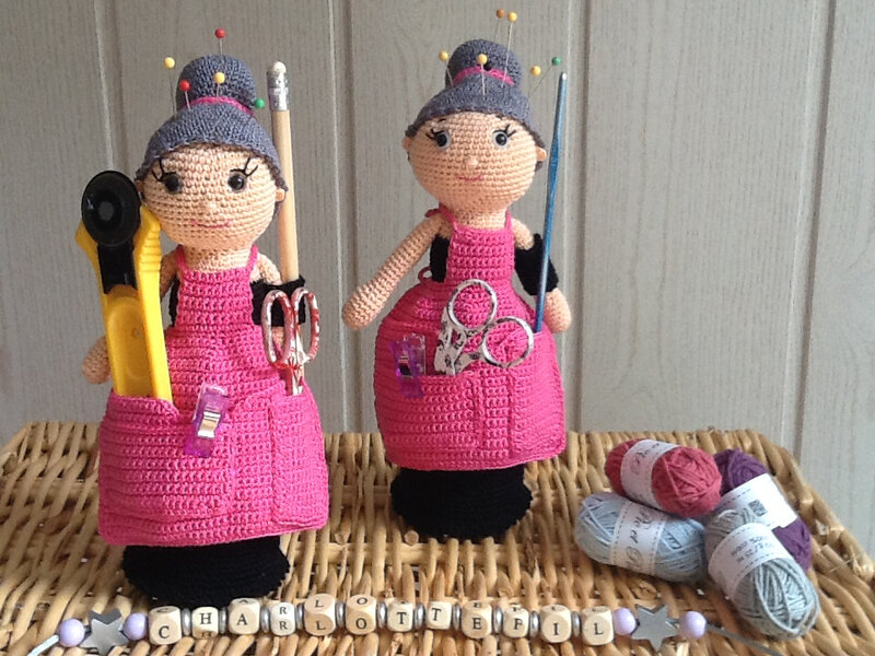 Deux assistantes de couture 