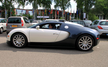 Bugatti_veyron_16__Retrorencard_juin_2010__02
