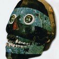 Crâne recouvert d'une mosaïque découvert à Tenochtitlan, une cité Aztèque